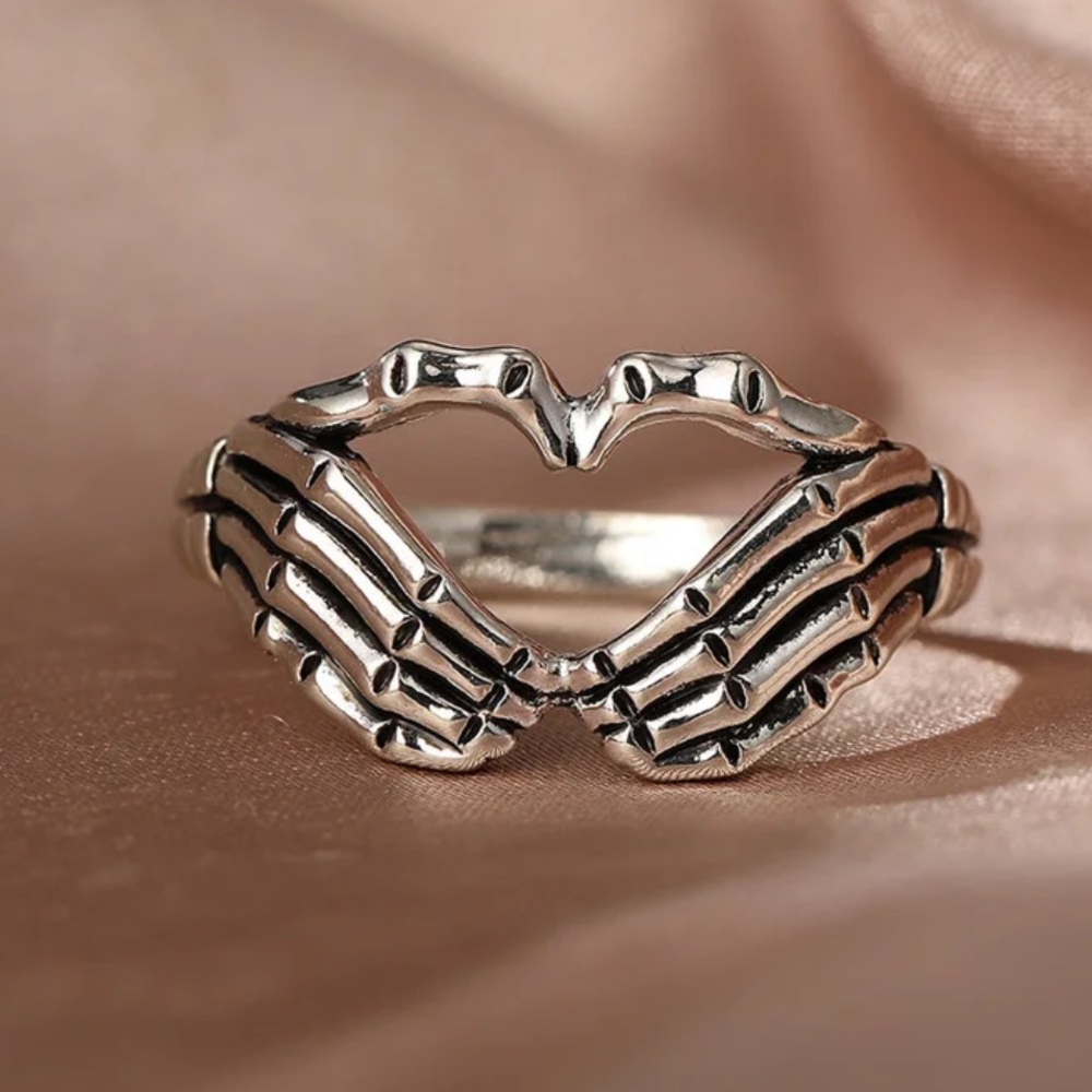 VINTAGE 925 STERLING SILVER FILLED HEART HAND GOTHIC RING